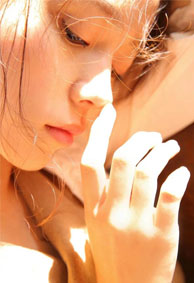 温暖阳光系列写真集少女透明皮肤 爱是想触碰却又收回手